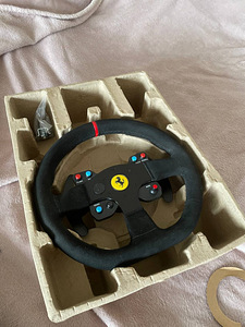 Thrustmaster T300 Ferrari Integral RW Alcantara Edition (3 foto / 4)