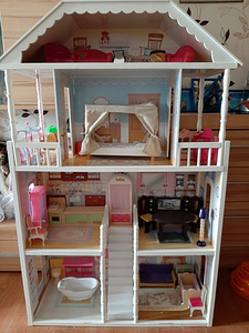 Деревянный четырехэтажный кукольный домик kidKraft с мебелью