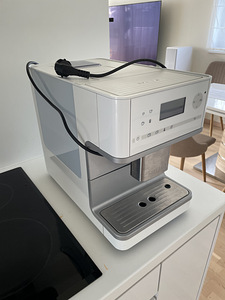 Кофемашина для эспрессо и кофе Miele CM61 белая (4 фото из 6)