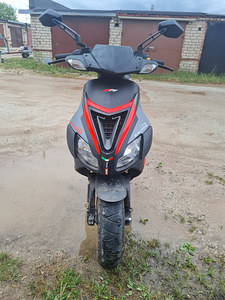 Aprilia sr50r (4 foto / 5)