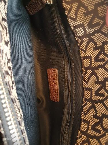 Маленькая сумочка dKNY в очень хорошем состоянии. (фото #3)