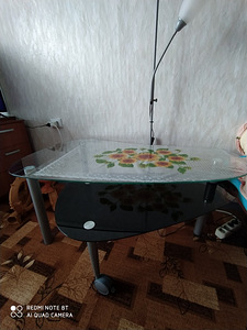Стеклянный стол (1 фото из 2)