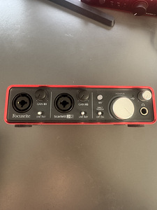Focusrite Scarlett 2i2 (2 foto / 3)