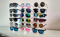 Солнечные очки различных моделей и с различными по цвету стё