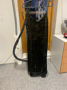 Väga ilusat tumerohelist värvi pidulik sametine kleit (5 foto / 5)