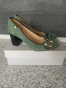 Новые зеленые туфли на каблуках из натуральной замши