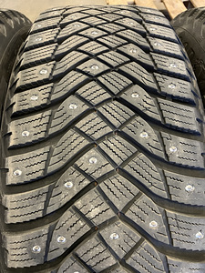 Оригинальные колеса Lexus и шипы Goodyear Ultra Grip Arctic 2 (3 фото из 10)