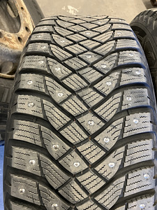 Оригинальные колеса Lexus и шипы Goodyear Ultra Grip Arctic 2 (6 фото из 10)