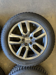 Оригинальные колеса Lexus и шипы Goodyear Ultra Grip Arctic 2 (7 фото из 10)