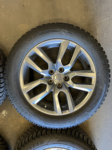 Оригинальные колеса Lexus и шипы Goodyear Ultra Grip Arctic 2 (8 фото из 10)