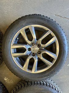Оригинальные колеса Lexus и шипы Goodyear Ultra Grip Arctic 2 (9 фото из 10)