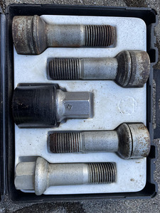 Mercedes Locking Wheel Nuts + Key (2 foto / 4)