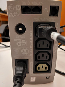 UPS APC BackUPS CS 500VA BK500EI (2 foto / 5)