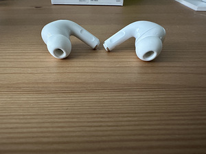 Apple AirPods Pro With Wireless Charging Case (5 foto / 9)