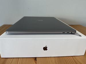 Apple MacBook Pro 15" 2018 / i7 2.2GHz / 16GB RAM /256GB SSD (6 foto / 9)