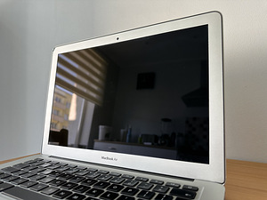 Apple MacBook Air 13" 2017 / i5 1.8GHz / 8GB RAM / 128GB SSD (2 foto / 9)