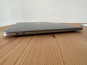 Apple MacBook Pro 16 /i9 9980HK 2.4GHz /16GB RAM /512 GB SSD (5 foto / 10)