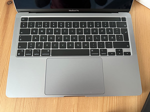 Apple MacBook Pro 13 2020/ M1 /512GB SSD /16GB RAM / 203 cyc (2 foto / 9)