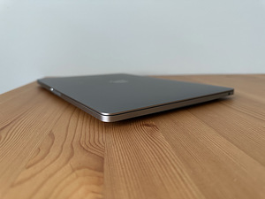 Apple MacBook Pro 13 2020/ M1 /512GB SSD /16GB RAM / 203 cyc (7 foto / 9)