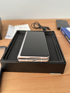 Samsung Galaxy Z Fold3 5G 256GB Phantom Silver - Uueväärne! (3 foto / 9)
