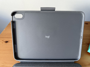 Logitech Combo Touch ( iPad 10th gen & A16,2025 ), Uueväärne (4 foto / 6)