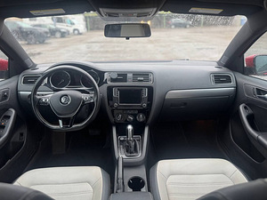 VOLKSWAGEN JETTA (6 фото из 8)