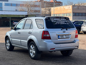 KIA SORENTO (4 foto / 8)