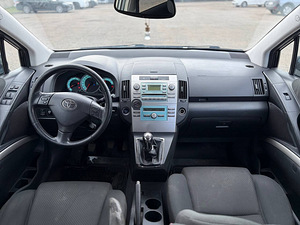 TOYOTA COROLLA VERSO (6 фото из 8)