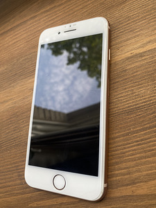 iPhone 8. Roze Gold. Väga heas korras (3 foto / 7)