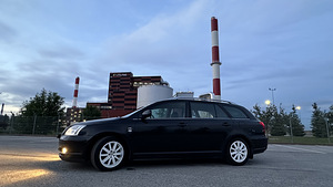 Toyota Avensis (7 foto / 14)