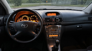 Toyota Avensis (9 foto / 14)