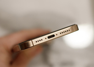 iPhone 16 Pro Max 512GB Desert Titanium (2 foto / 3)