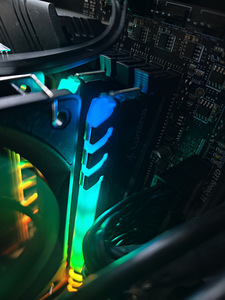 Redline Lumina - 64GB (2x32GB) DDR4-3200 (1 foto / 3)