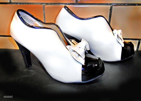 Красивые туфли-ботильоны в cтиле Шанель, беж-черный лак, 40 (фото #1)