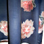 Trendikas tumelilla veniv kleit lillemustriga, 50-52-XL-2XL (foto #4)