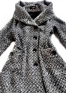 Efektne valge-hall-must mantel kapuutsiga, XL-2XL-Ru54 (5 foto / 9)