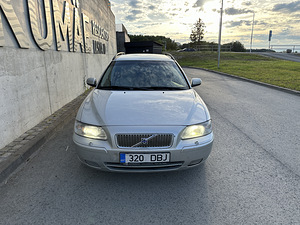 Volvo V70 2.4 D5 (2 foto / 11)