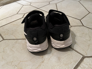 Кроссовки Nike (3 фото из 4)