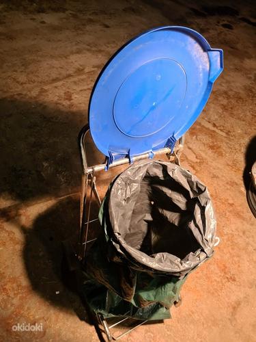 Мусоровоз Dust 120L синяя крышка / педаль, хром, двор (фото #2)