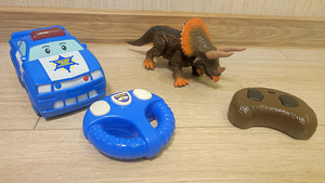 Auto ja dinosaurus puldiga