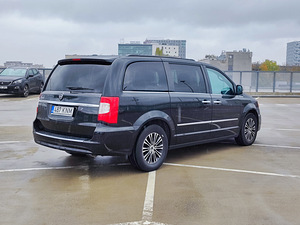 Lancia Voyager Stow & Go S Edition (4 фото из 10)