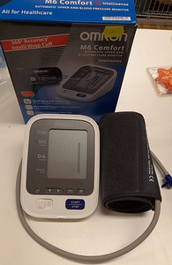 МНОГО! Тонометр Omron M6 Comfort (2 фото из 2)