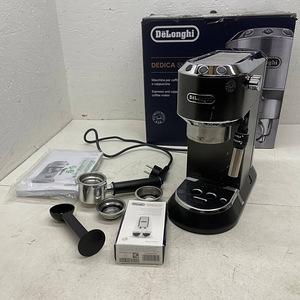 Эспрессо-кофемашина De'Longhi Dedica Style EC 685.BK (3 фото из 10)