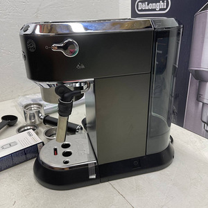 Эспрессо-кофемашина De'Longhi Dedica Style EC 685.BK (8 фото из 10)