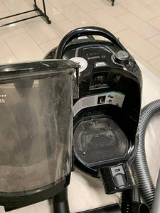 МНОГО! Пылесос Bosch серии 6 700 Вт без мешка (4 фото из 8)