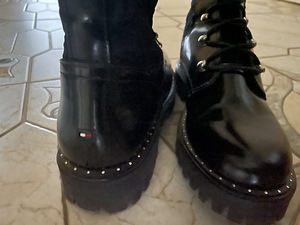 TOMMY HILFIGER SAAPAD (2 foto / 3)