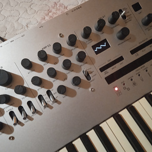 Korg Minilogue (2 foto / 3)