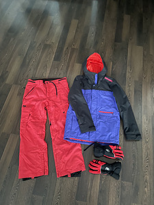 Лыжный комплект: куртка+штаны+перчатки+шапка+защита