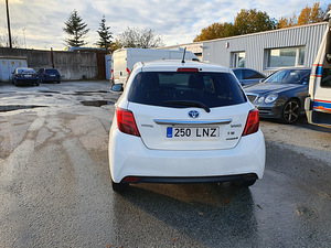 Toyota Yaris Hybrid 2014 (3 foto / 15)