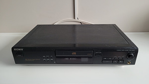 CD-плеер Sony CDP-XE510 (1 фото из 4)